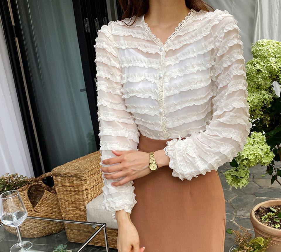 レースフリルブラウス・全2色・t62584 レディース 【bl】韓国 ファッション トップス ブラウス 長袖 シアー フリル レース Vネック デコルテ パール ボタン フェミニン 上品 スリム 秋 夏 春