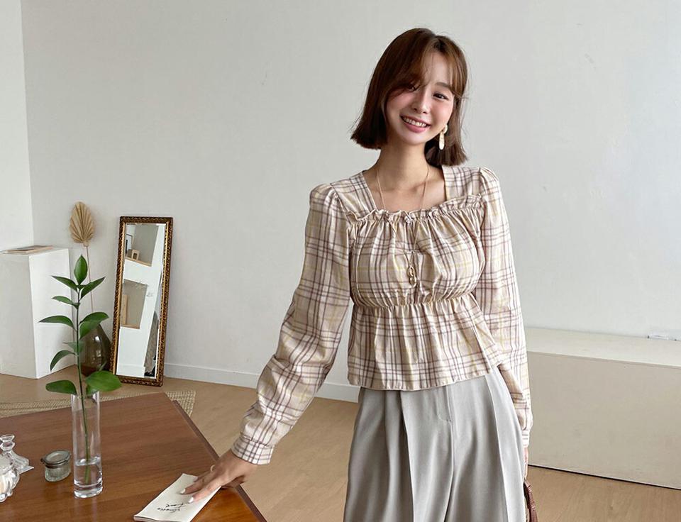 フリルギャザーチェックブラウス・全4色・t62583 レディース 【bl】韓国 ファッション トップス ブラウス 長袖 チェック パターン ガーリー スクエアネック フリル ゴム フェミニン 上品 スリム 秋 デコルテ 夏 春