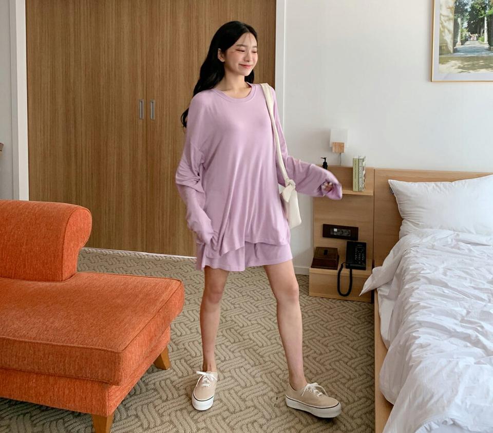 スリット長袖Tシャツ&ショートパンツSET・全4色・t00512 レディース 【pt】韓国 ファッション ボトムス パンツ ショート ショートパンツ レーヨン セットアップ Tシャツ ラウンドネック 美脚 足長 着痩せ 体型カーバー セット 春 夏 NIJU