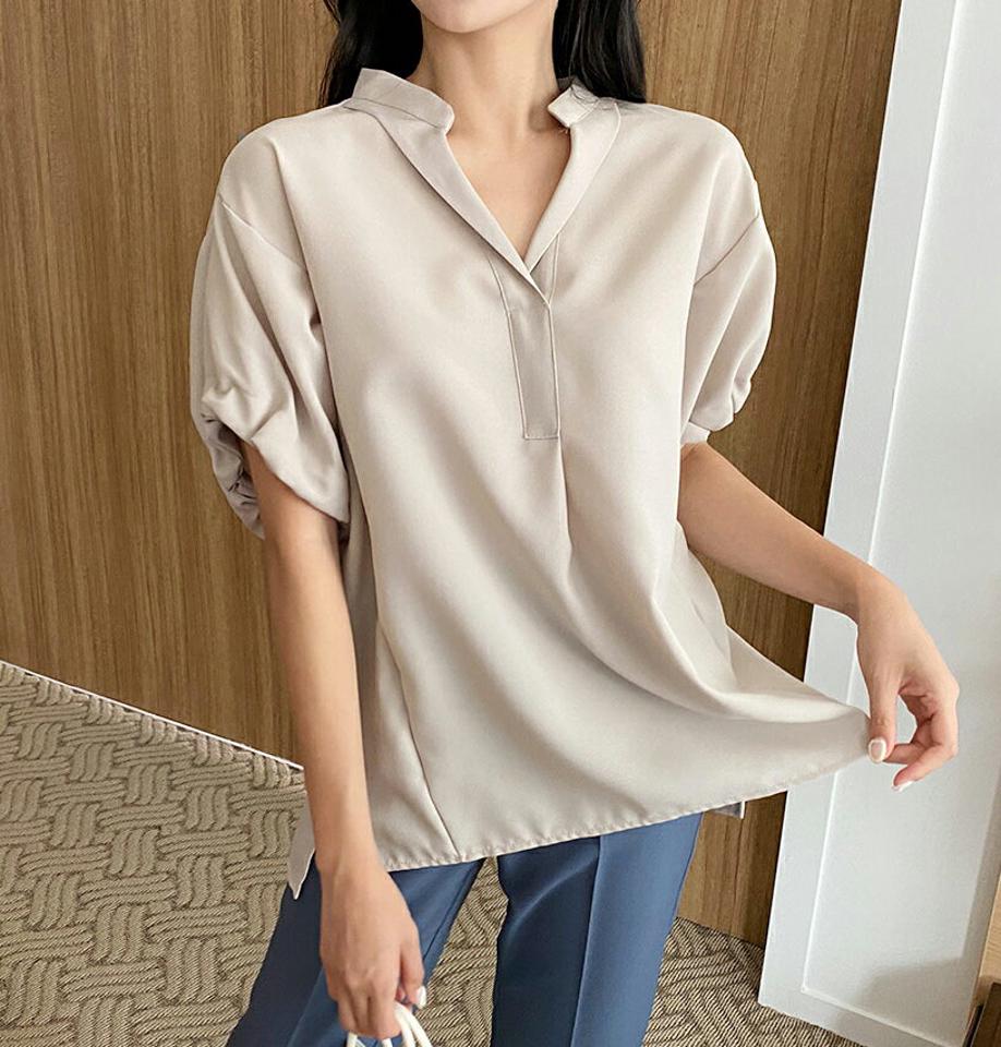 スリットアンバランスブラウス・全4色・t00507 レディース 【bl】韓国 ファッション トップス ブラウス 半袖 シンプル スリット バンドカラー アンバランス フェミニン 上品 体型カバー 細身 オフィスカジュアル オフィス 春 夏 NIJU
