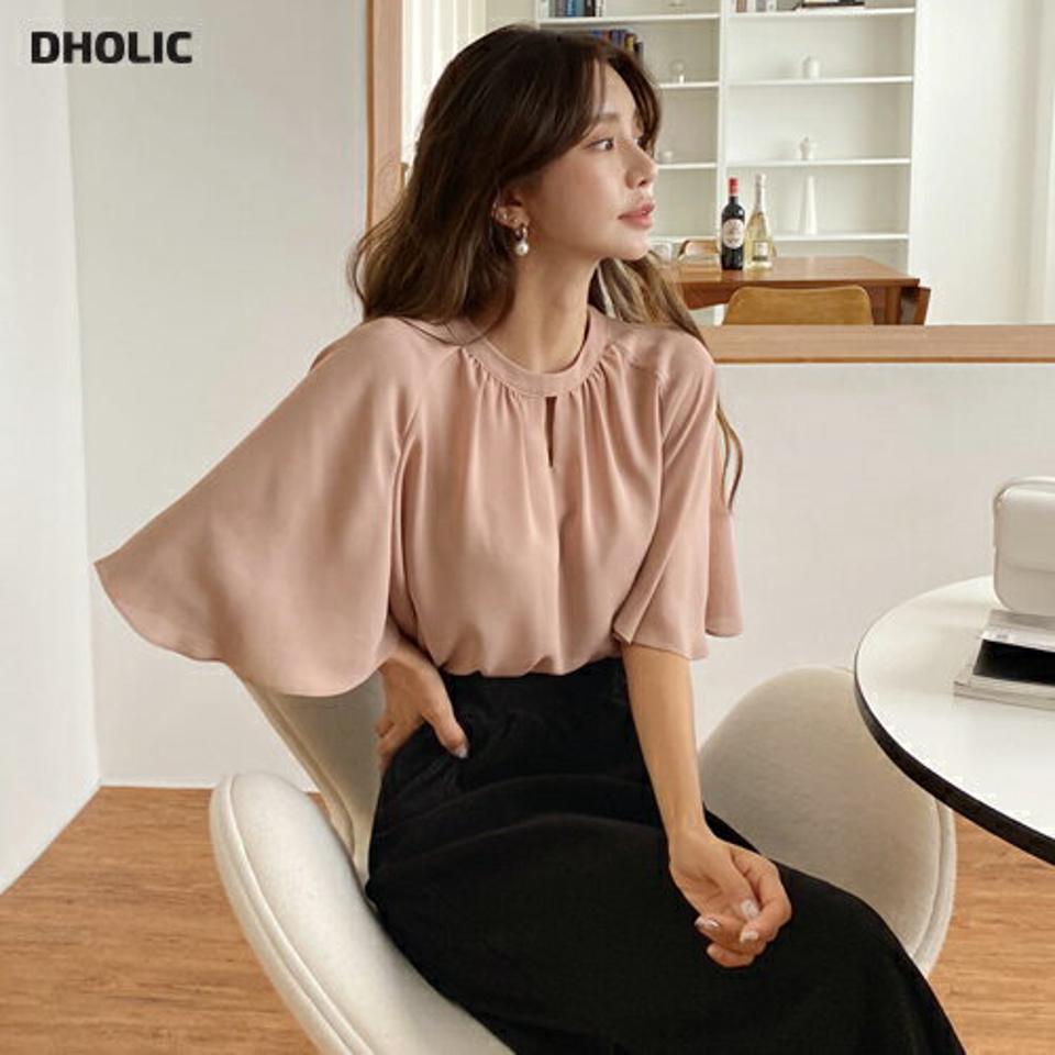 ネックギャザーブラウス・全2色・e62610 レディース 【bl】韓国ファッション トップス ブラウス 半袖 ギャザー ラウンドネック ボタン ラグランデザイン フレアスリーブ スリット ピンク 大人 フェミニン 上品 オフィスカジュアル 学校行事 夏 春