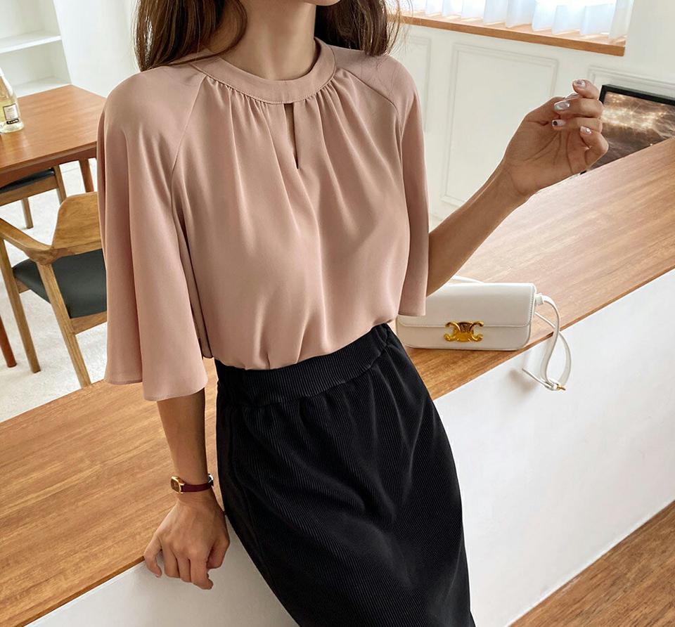 ネックギャザーブラウス・全2色・e62610 レディース 【bl】韓国ファッション トップス ブラウス 半袖 ギャザー ラウンドネック ボタン ラグランデザイン フレアスリーブ スリット ピンク 大人 フェミニン 上品 オフィスカジュアル 学校行事 夏 春