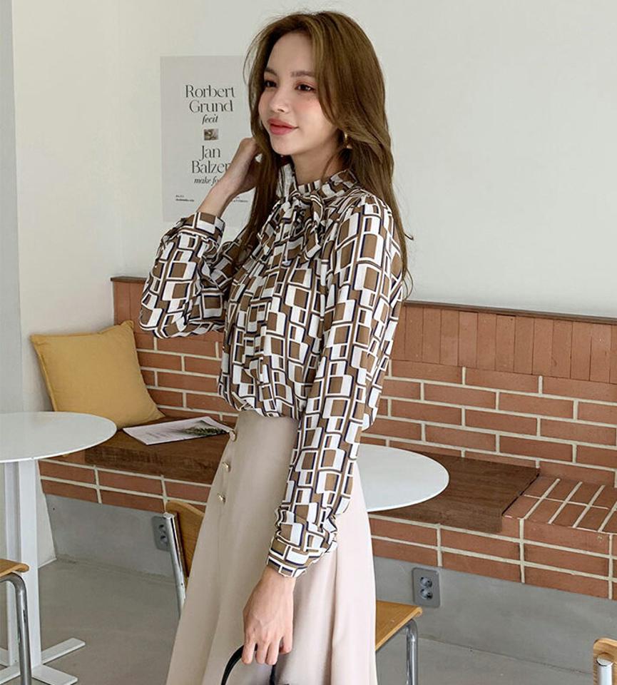 パターンネックリボンブラウス・全3色・b69809 レディース 【bl】トップス ブラウス 長袖 総柄 モダン モード ネックリボン 雰囲気 大人 ハイネック 春 秋 韓国 ファッション ハイホリHIHOLLI