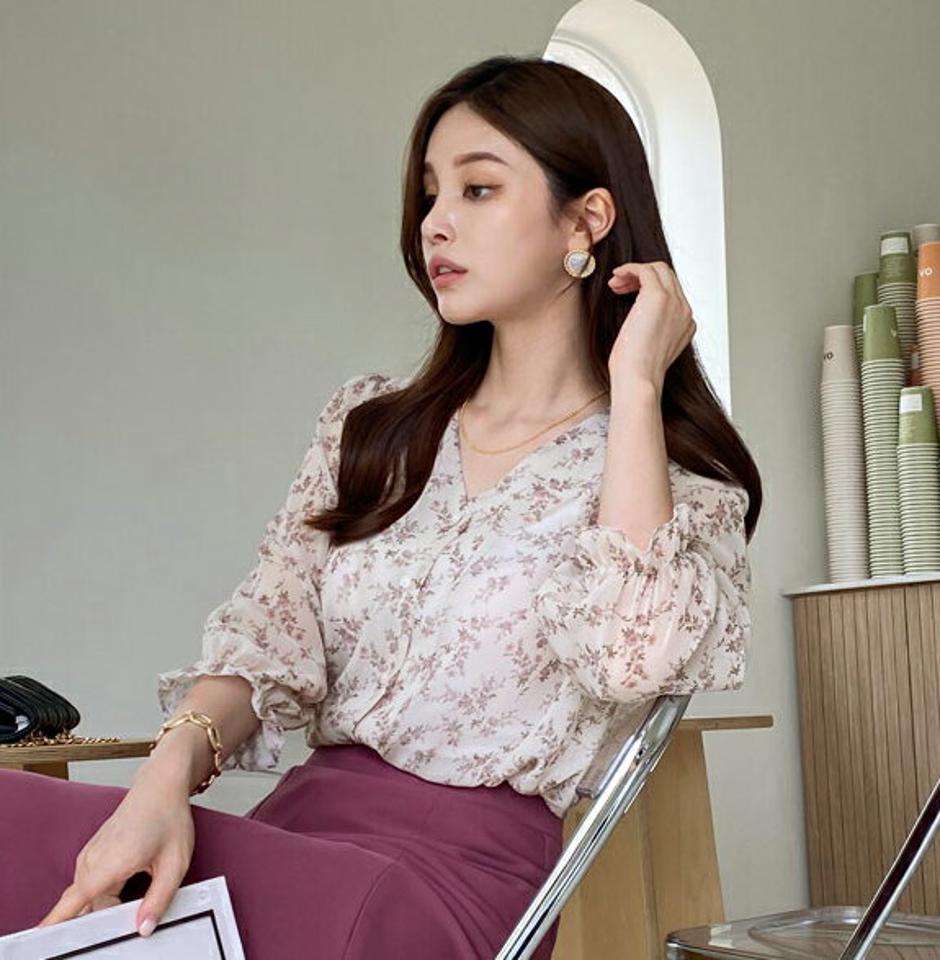 フローラルシフォンVネックブラウス・全3色・b69763 レディース 【bl】トップス ブラウス 長袖 Vネック シフォン 透け感 シアー シースルー フェミニン 上品 春 秋 韓国 ファッション ハイホリHIHOLLI