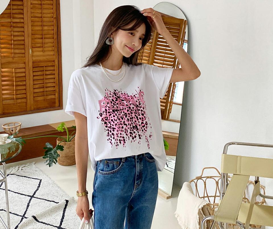 レオパードプリントレタリングTシャツ・全4色・b62616 レディース 【tops】韓国 ファッション トップス Tシャツ 半袖 大人 レオパード プリント グロッシー ロゴ ラウンドネック スリム 体型カバー 細身 フェミニン 着痩せ 華奢見 カジュアル 夏 春