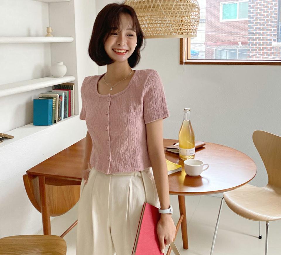 ジャガードボタンTシャツ・全3色・t62654 レディース 【tops】韓国 ファッション トップス Tシャツ 半袖 大人 ジャガード パターン ボタン クロップド丈 スクエアネック スリム 体型カバー 細身 フェミニン 着痩せ 夏 春