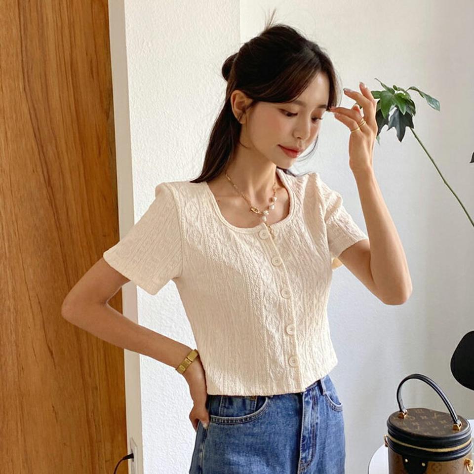 ジャガードボタンTシャツ・全3色・t62654 レディース 【tops】韓国 ファッション トップス Tシャツ 半袖 大人 ジャガード パターン ボタン クロップド丈 スクエアネック スリム 体型カバー 細身 フェミニン 着痩せ 夏 春