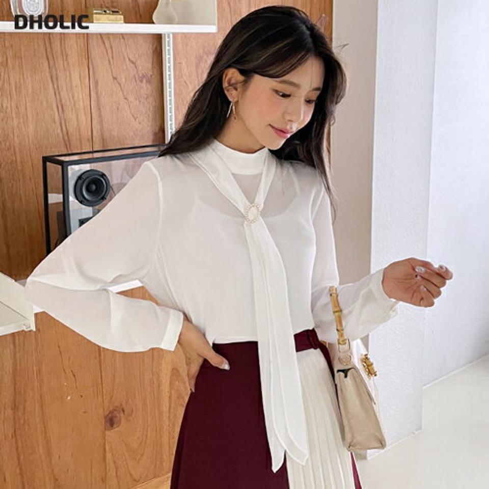 ブローチ付リボンブラウス・全4色・t62620 レディース 【bl】韓国 ファッション トップス ブラウス 長袖 ルーズ ゆったり パール オーバルブローチ 大人 ハーフネック ボタン スリット セクシー フェミニン カジュアル スリム 夏 春