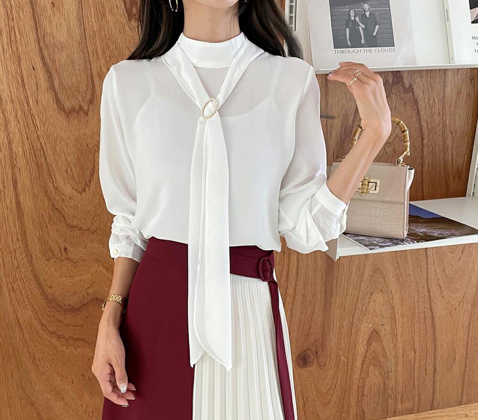 ブローチ付リボンブラウス・全4色・t62620 レディース 【bl】韓国 ファッション トップス ブラウス 長袖 ルーズ ゆったり パール オーバルブローチ 大人 ハーフネック ボタン スリット セクシー フェミニン カジュアル スリム 夏 春