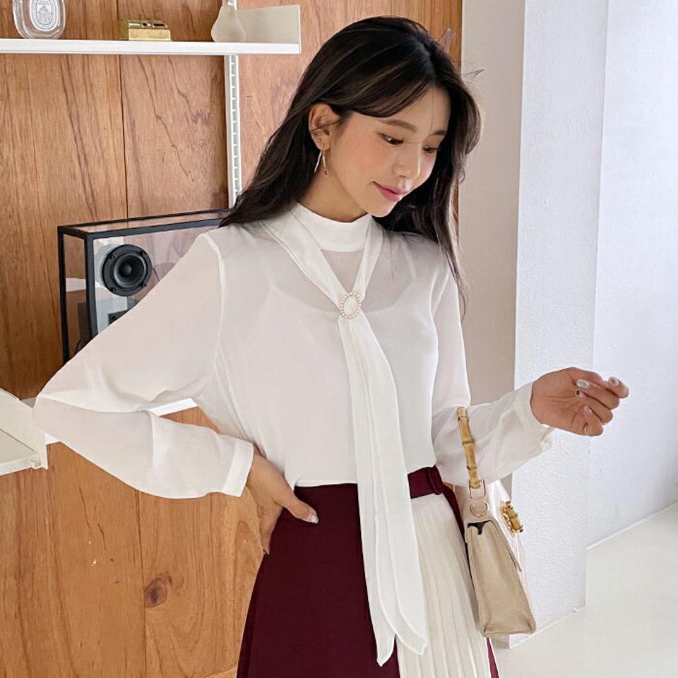ブローチ付リボンブラウス・全4色・t62620 レディース 【bl】韓国 ファッション トップス ブラウス 長袖 ルーズ ゆったり パール オーバルブローチ 大人 ハーフネック ボタン スリット セクシー フェミニン カジュアル スリム 夏 春