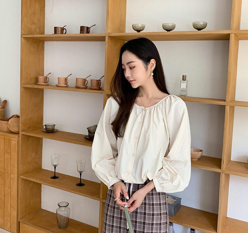 2WAYラウンドネックボタンブラウス・全3色・t57945 レディース 【bl】韓国 ファッション トップス ブラウス 長袖 ルーズ ゆったり ベーシック 2WAY ギャザー ナイロン ドライ ボタン ラグランデザイン フェミニン カジュアル スリム 秋 夏 春