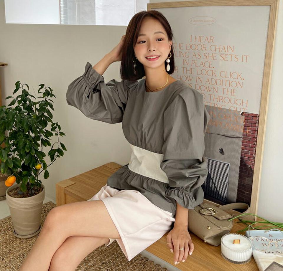 サッシュベルトレイヤード調ブラウス・全2色・t65800 レディース 【bl】韓国 ファッション トップス ブラウス 長袖 配色 ベルト ストラップ ギャザー ボリューム ボタン ラウンドネック 上品 フェミニン カジュアル 秋 春