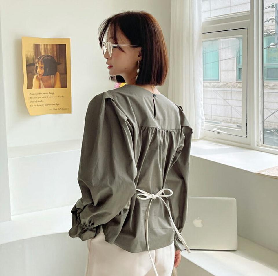 サッシュベルトレイヤード調ブラウス・全2色・t65800 レディース 【bl】韓国 ファッション トップス ブラウス 長袖 配色 ベルト ストラップ ギャザー ボリューム ボタン ラウンドネック 上品 フェミニン カジュアル 秋 春
