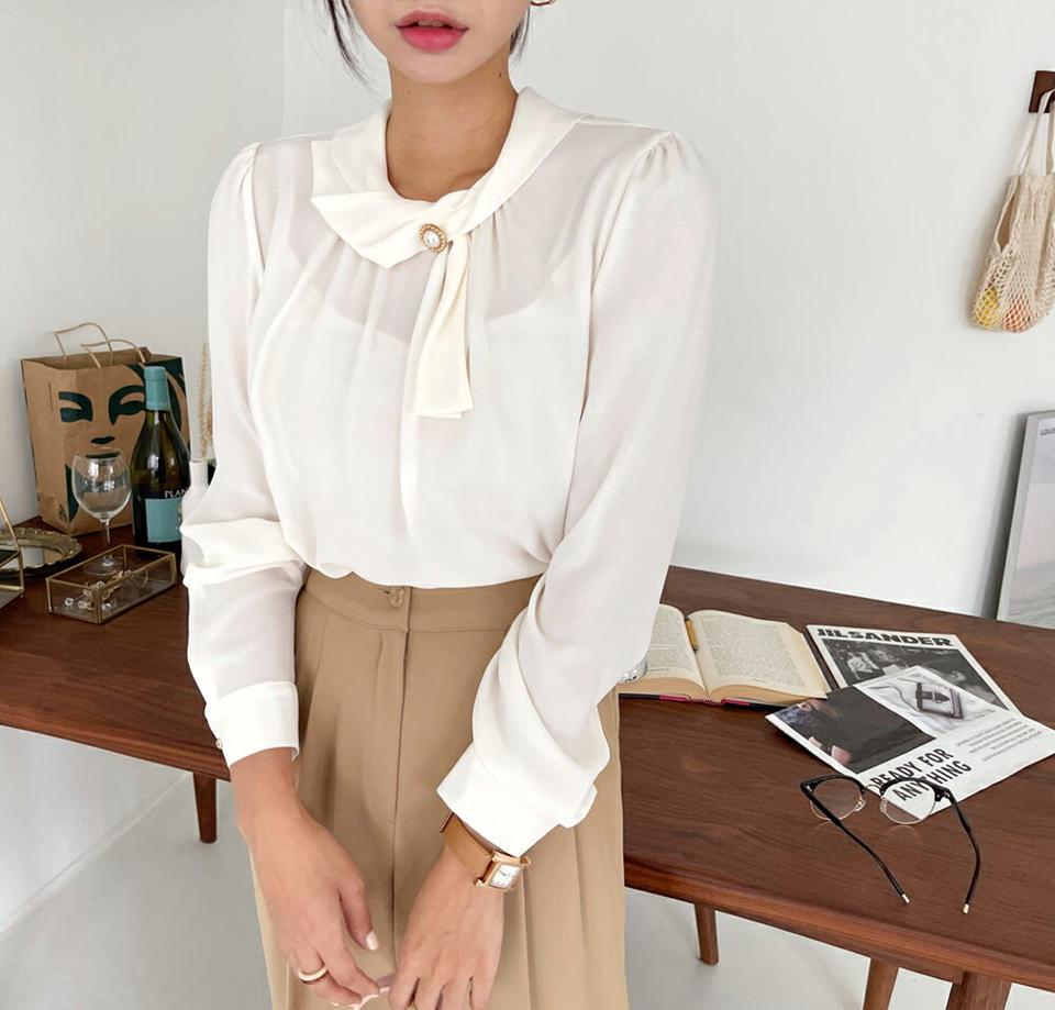 フェイクパール ブラウス・全3色・b65799 レディース 【bl】韓国ファッション トップス ブラウス 長袖 ルーズ モダン シフォン ハーフネック カラーアイテム パール ゴールド ボタン 上品 フェミニン 大人 オフィスカジュアル 秋 春 ワンホン