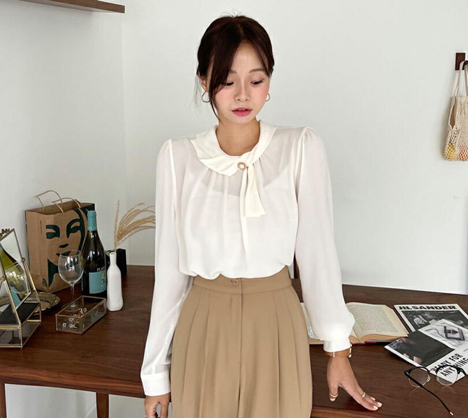 フェイクパール ブラウス・全3色・b65799 レディース 【bl】韓国ファッション トップス ブラウス 長袖 ルーズ モダン シフォン ハーフネック カラーアイテム パール ゴールド ボタン 上品 フェミニン 大人 オフィスカジュアル 秋 春 ワンホン