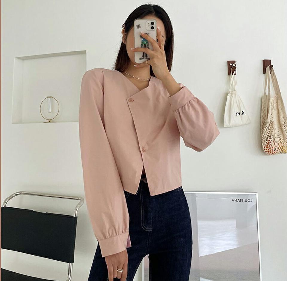 アンバランスボタンブラウス・全6色・t65802 レディース 【bl】韓国ファッション トップス ブラウス 長袖 ルーズ モダン Vネック ボタン デコルテ フェミニン ピンク カジュアル 秋 春