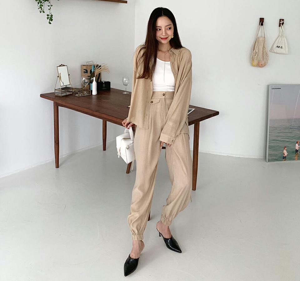 即日配送【只今30%OFF】リンクルバックスリットシャツ&ジョガーパンツSET・全2色・t65822 レディース 【pt】韓国ファッション ボトムス ロング ロングパンツ ベーシック 美脚 セット セットアップ シャツ ジョガーパンツ SET スリム 無地 体型カバー 細身 秋 春 セール
