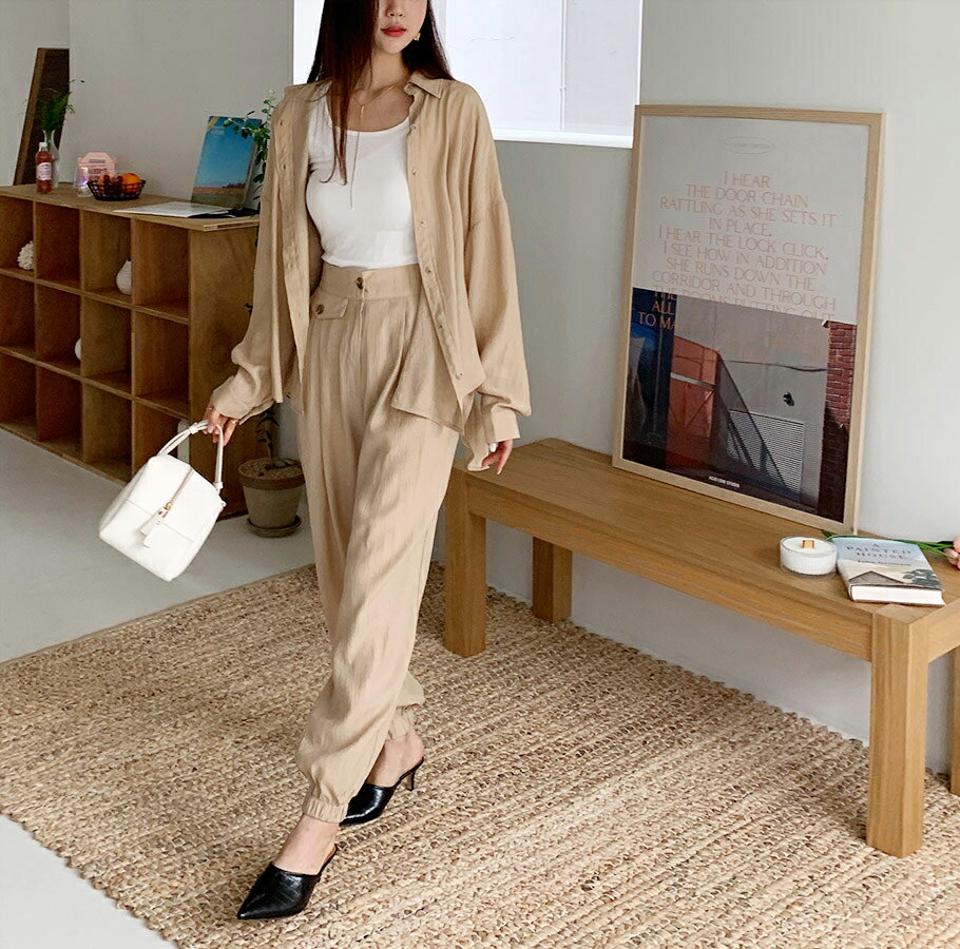 即日配送【只今30%OFF】リンクルバックスリットシャツ&ジョガーパンツSET・全2色・t65822 レディース 【pt】韓国ファッション ボトムス ロング ロングパンツ ベーシック 美脚 セット セットアップ シャツ ジョガーパンツ SET スリム 無地 体型カバー 細身 秋 春 セール