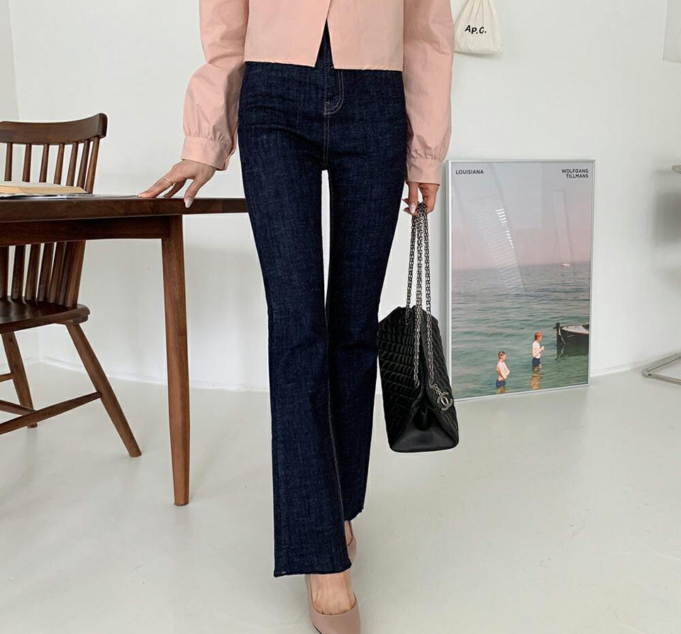 カットヘムフレアデニムパンツ・全2色・t65807 レディース 【pt】韓国ファッション ボトムス ロング ロングパンツ ベーシック 美脚 デニムパンツ デニム カットオフ タイト フレア 細身 足長 着痩せ 秋 春