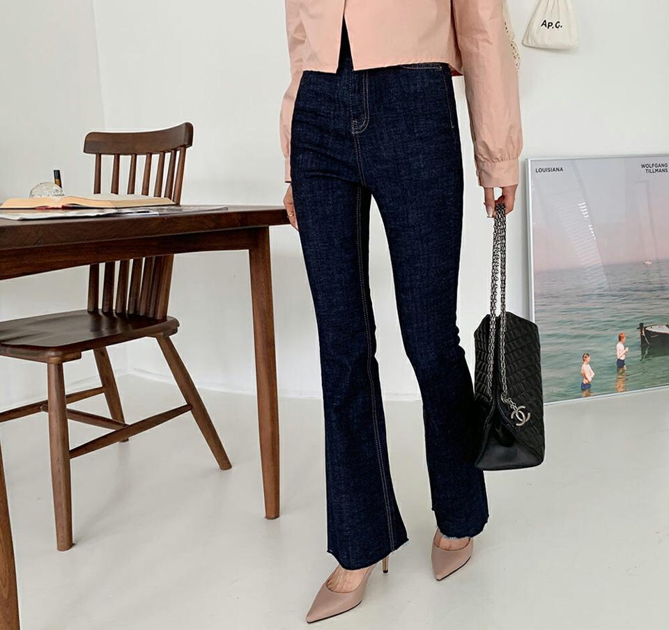 カットヘムフレアデニムパンツ・全2色・t65807 レディース 【pt】韓国ファッション ボトムス ロング ロングパンツ ベーシック 美脚 デニムパンツ デニム カットオフ タイト フレア 細身 足長 着痩せ 秋 春