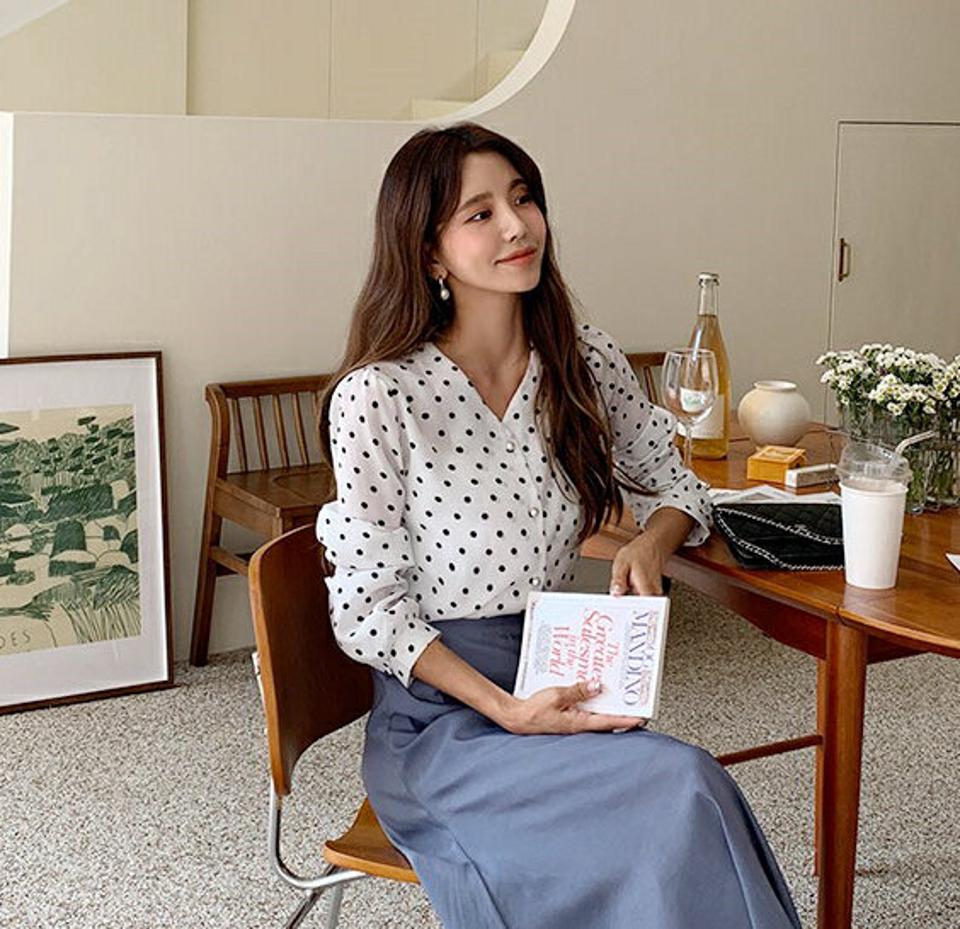 即日配送 Vネックパール調ボタンドットブラウス・全2色・b64599 レディース 【bl】韓国ファッション トップス ブラウス 長袖 ラブリー 上品 Vネック パールボタン ドット パール フェミニン カジュアル デコルテ 秋 春