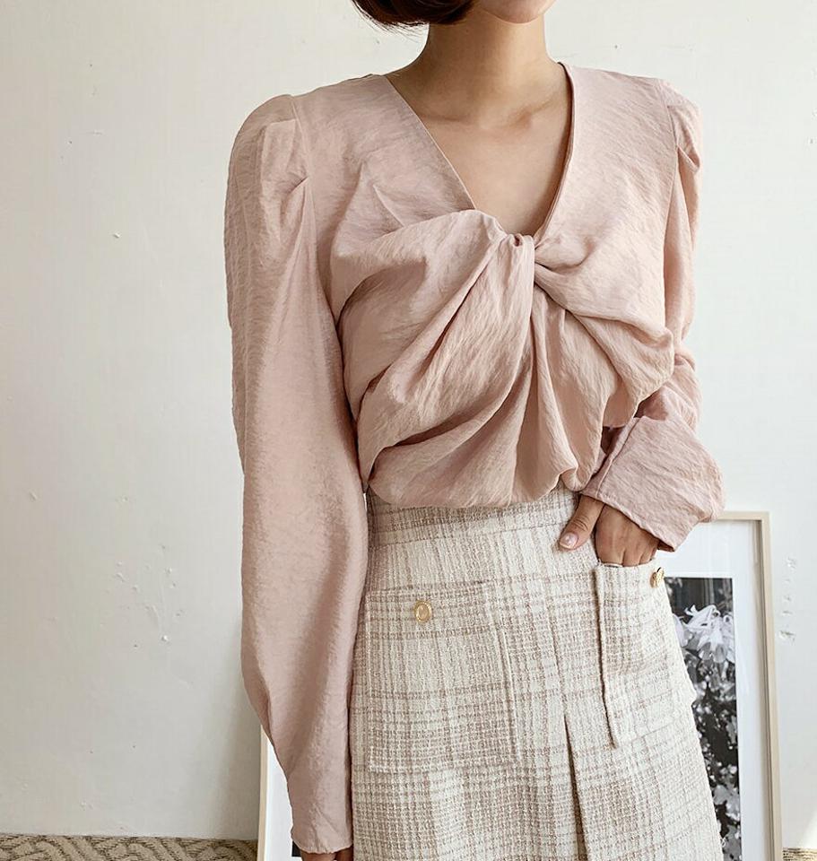Vネックツイストパフブラウス・全3色・t64592 レディース 【bl】韓国ファッション トップス ブラウス 長袖 ラブリー 上品 Vネック ツイスト パフスリーブ シルキー フェミニン カジュアル デコルテ 秋 春