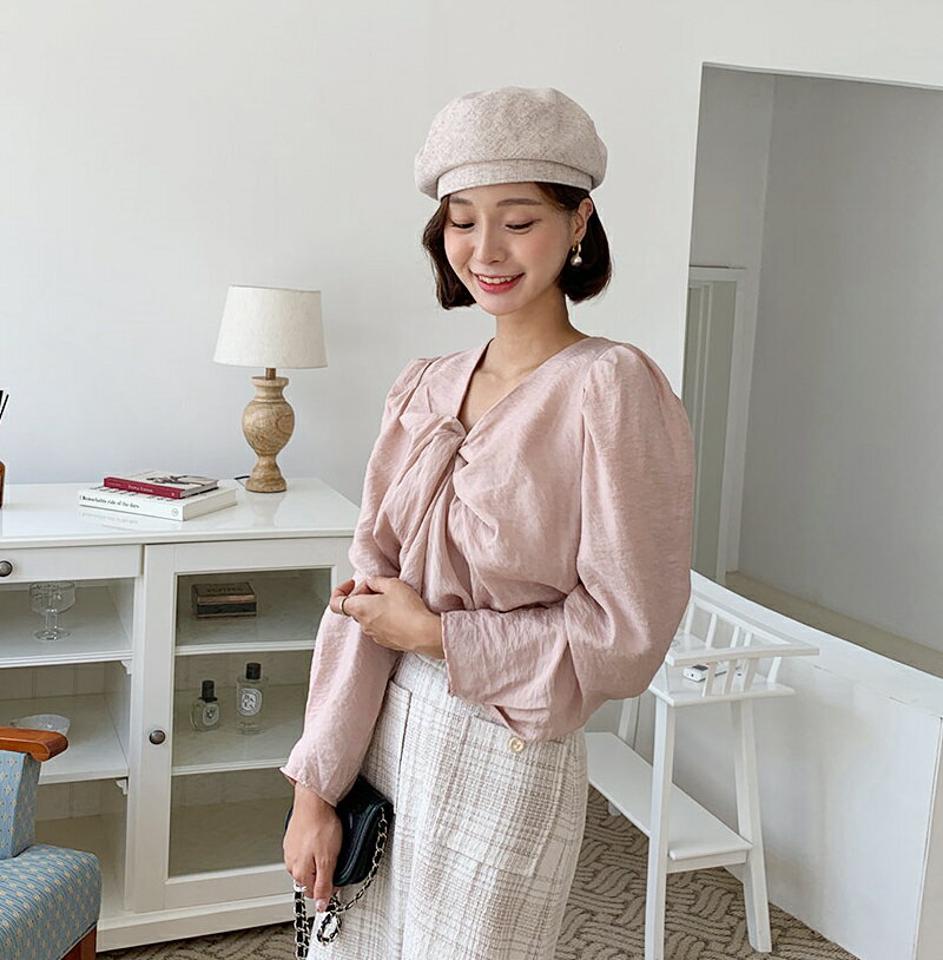 Vネックツイストパフブラウス・全3色・t64592 レディース 【bl】韓国ファッション トップス ブラウス 長袖 ラブリー 上品 Vネック ツイスト パフスリーブ シルキー フェミニン カジュアル デコルテ 秋 春