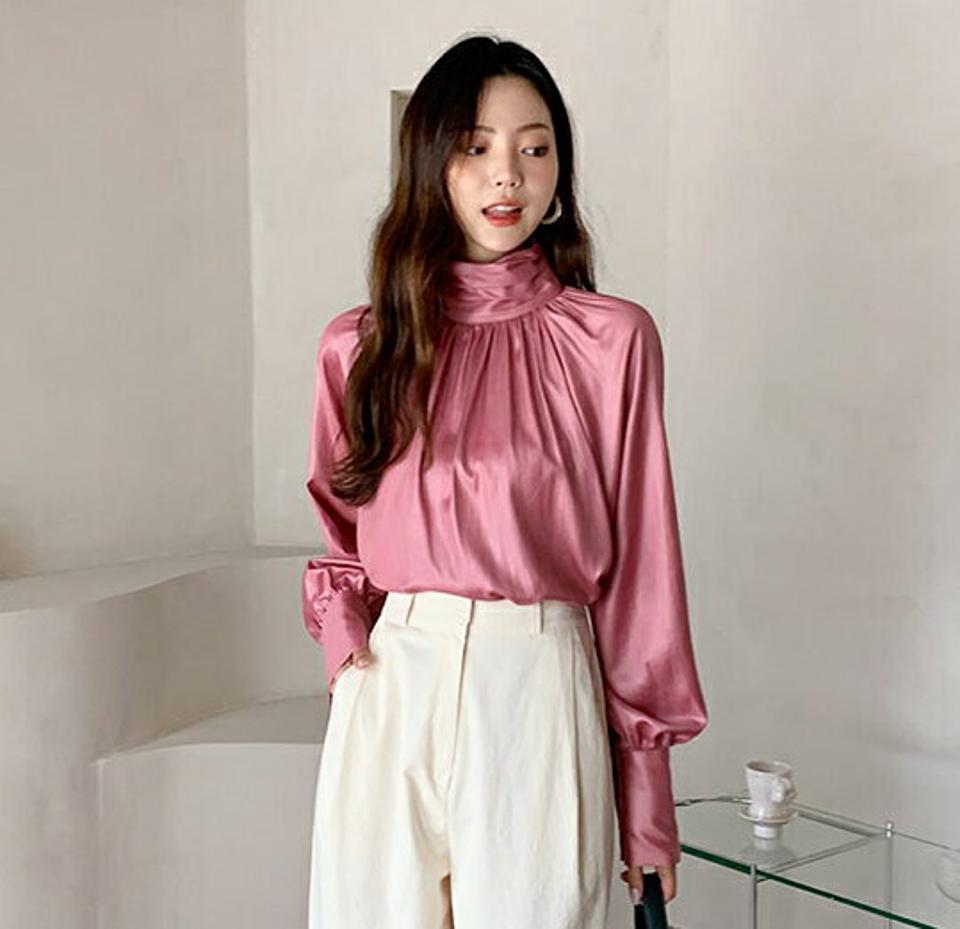 即日配送【只今30%OFF】ハイネックサテンブラウス・全3色・b62675 レディース 【bl】韓国ファッション トップス ブラウス 長袖 大人 ツヤ タートルネック ギャザー ロングカフス カフス ボタン ゆったり 無地 シンプル 上品 フェミニン 秋 春