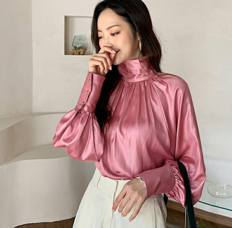 即日配送【只今30%OFF】ハイネックサテンブラウス・全3色・b62675 レディース 【bl】韓国ファッション トップス ブラウス 長袖 大人 ツヤ タートルネック ギャザー ロングカフス カフス ボタン ゆったり 無地 シンプル 上品 フェミニン 秋 春
