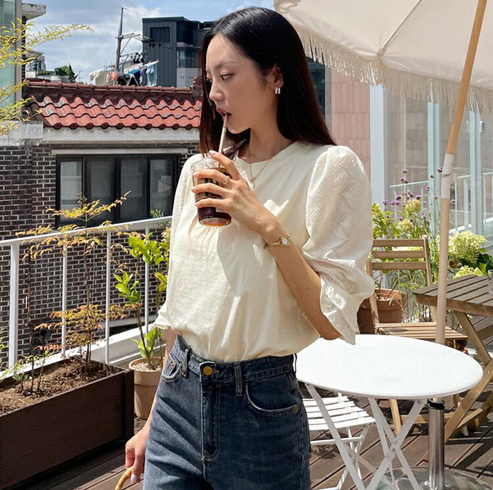 アイレットレーススリーブTシャツ・全2色・b57987 レディース 【tops】韓国 ファッション トップス Tシャツ 長袖 ラウンドネック 大人 シンプル ギャザー フレア アイレットレース スリーブ カジュアル 無地 細身 フェミニン 上品 秋 春