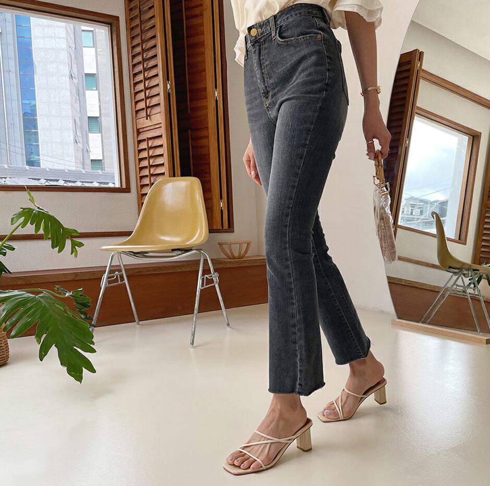 カットオフフレアデニムパンツ・全1色・t58010 レディース 【pt】韓国ファッション ボトムス ロング ロングパンツ デニム カットオフフレア フレア ボタン コインポケット ウォッシング 体型もカバー 無地 美脚 足長 着痩せ 秋 春