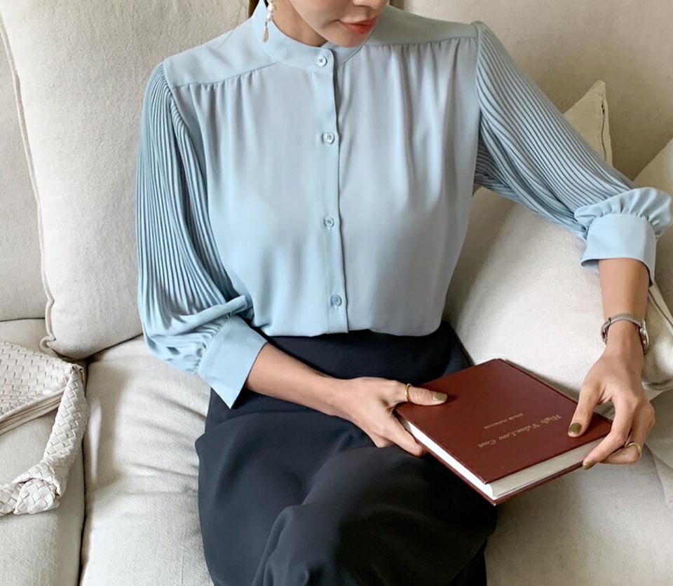 プリーツスリーブブラウス・全3色・b69852 レディース 【bl】トップス ブラウス 七分丈 七分袖 7分丈 7分袖 プリーツ フェミニン 大人 バンドカラー オフィスカジュアル 水色 パステル くすみ きれいめ 春 秋 韓国ファッション ハイホリHIHOLLI