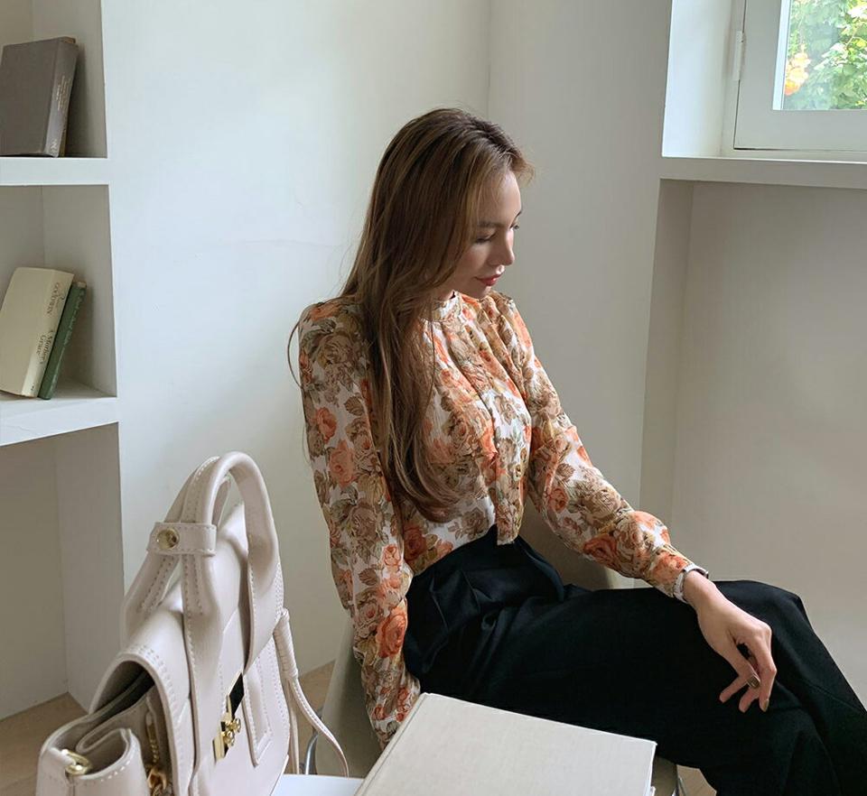 フローラルシフォンラッフルブラウス・全3色・b69853 レディース 【bl】トップス ブラウス ラッフル フリル シフォン 花柄 モダン 大人 長袖 ハーフネック 春 秋 韓国 ファッション ハイホリHIHOLLI