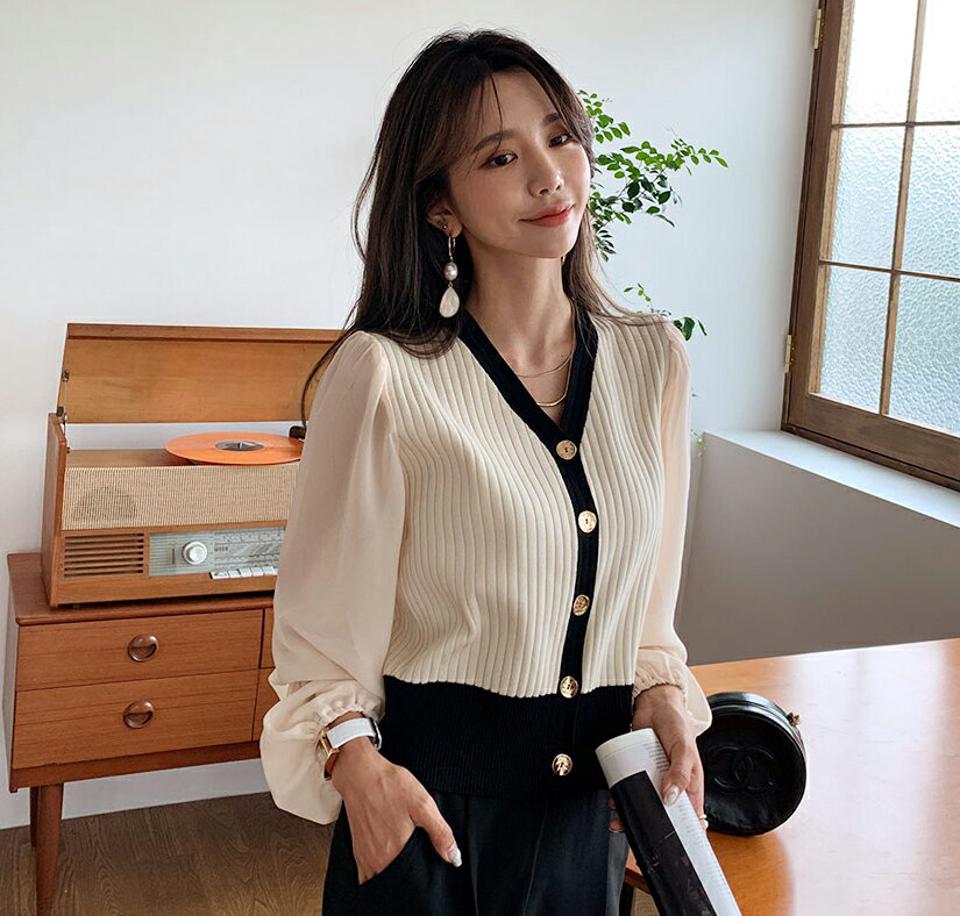 ゴールドボタン配色カーディガン・全2色・b65828 レディース 【cd】韓国ファッション 異素材ミックス トップス カーディガン カーデ 長袖 Vネック ゴールド 配色 ボタン スリム フィット バイカラー モダン ニットカーディガン 細身 秋 春 ワンホン