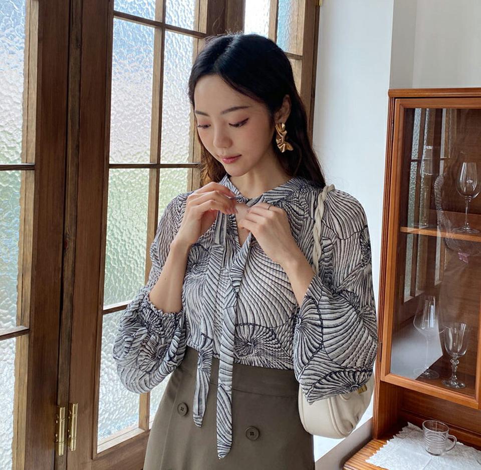 パターンプリーツブラウス・全3色・b65830 レディース 【bl】韓国ファッション トップス ブラウス 長袖 大人 ユニーク フレア プリーツ ラグランスリーブ スリット リボン デイリー 上品 フェミニン カジュアル 体型カバー 秋 春