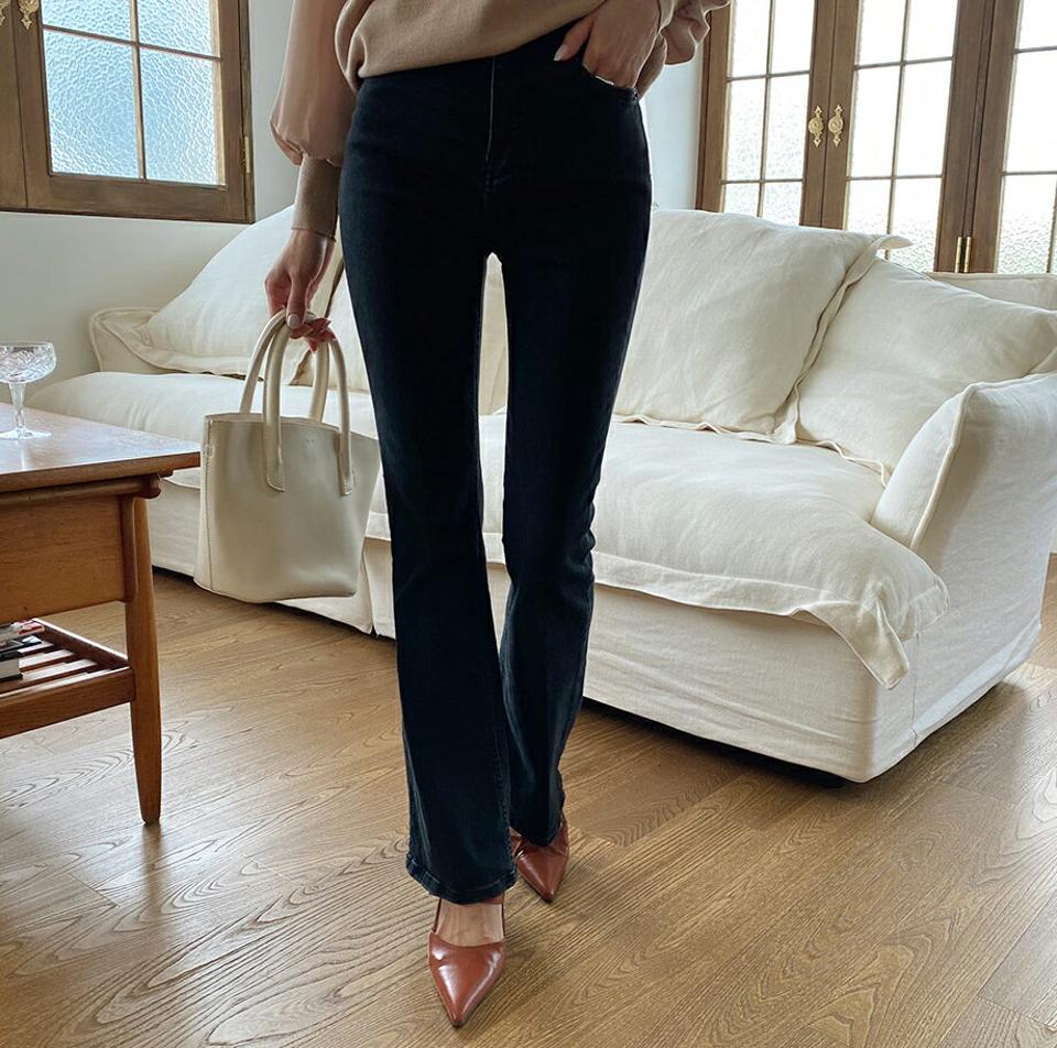 フレアブラックデニムパンツ・全1色・t65840 レディース 【pt】韓国ファッション ボトムス ロング ロングパンツ デニム フレア ボタン モダン ブラック コインポケット スリム 体型もカバー デイリー 美脚 足長 着痩せ シンプル 秋 春