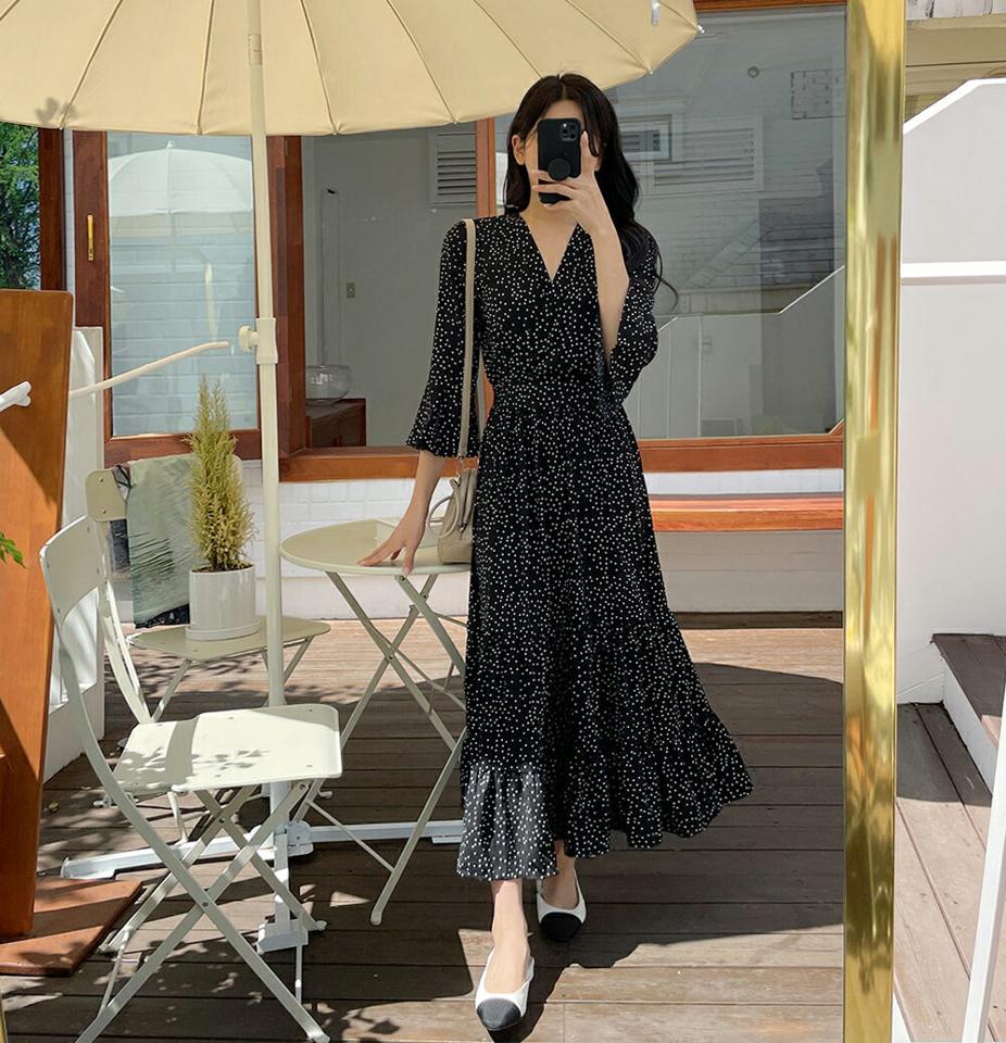 ドットロングワンピース・全1色・b00650 レディース 【ops】韓国 ファッション ワンピース ロング ロングワンピース ドット柄 ガーリー マキシ フレア フレアスリーブ ゴム Vネック 7分丈 長袖 ルーズ 楽ちん スリム 体型カバー 春 秋 NIJU