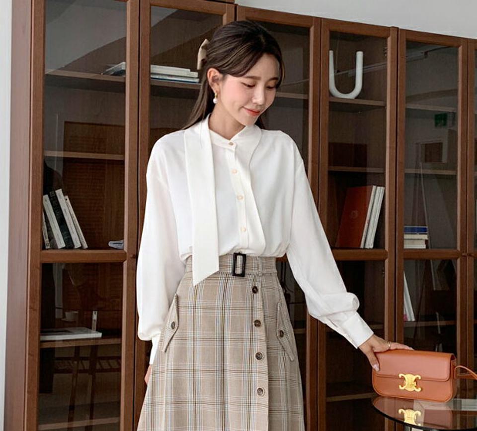 ストラップ付ボタンブラウス・全3色・b64680 レディース 【bl】韓国 ファッション トップス ブラウス 長袖 大人 ストラップ ボタン タイ リボン ゆったり パフスリーブ シンプル 二の腕カバー 上品 フェミニン カジュアル 秋 春