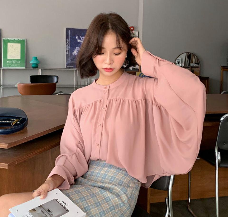 ドルマンスリーブギャザーブラウス・全3色・64677 レディース 【bl】韓国 ファッション トップス ブラウス 長袖 大人 ギャザー ドルマンスリーブ ボタン バンドカラー ルーズ ゆったり シンプル 上品 フェミニン カジュアル 秋 春