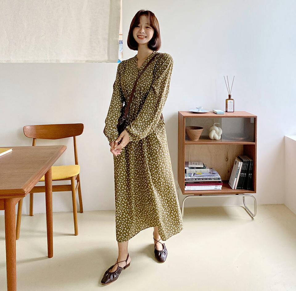 Vネックフローラルリボンワンピース・全3色・b58054 レディース 【ops】韓国ファッション ワンピース ロングワンピース 大人 Vネック 小花柄 花柄 フラワー フローラル ロング丈 長袖 リボン シンプル フェミニン 体型カバー 秋 春242