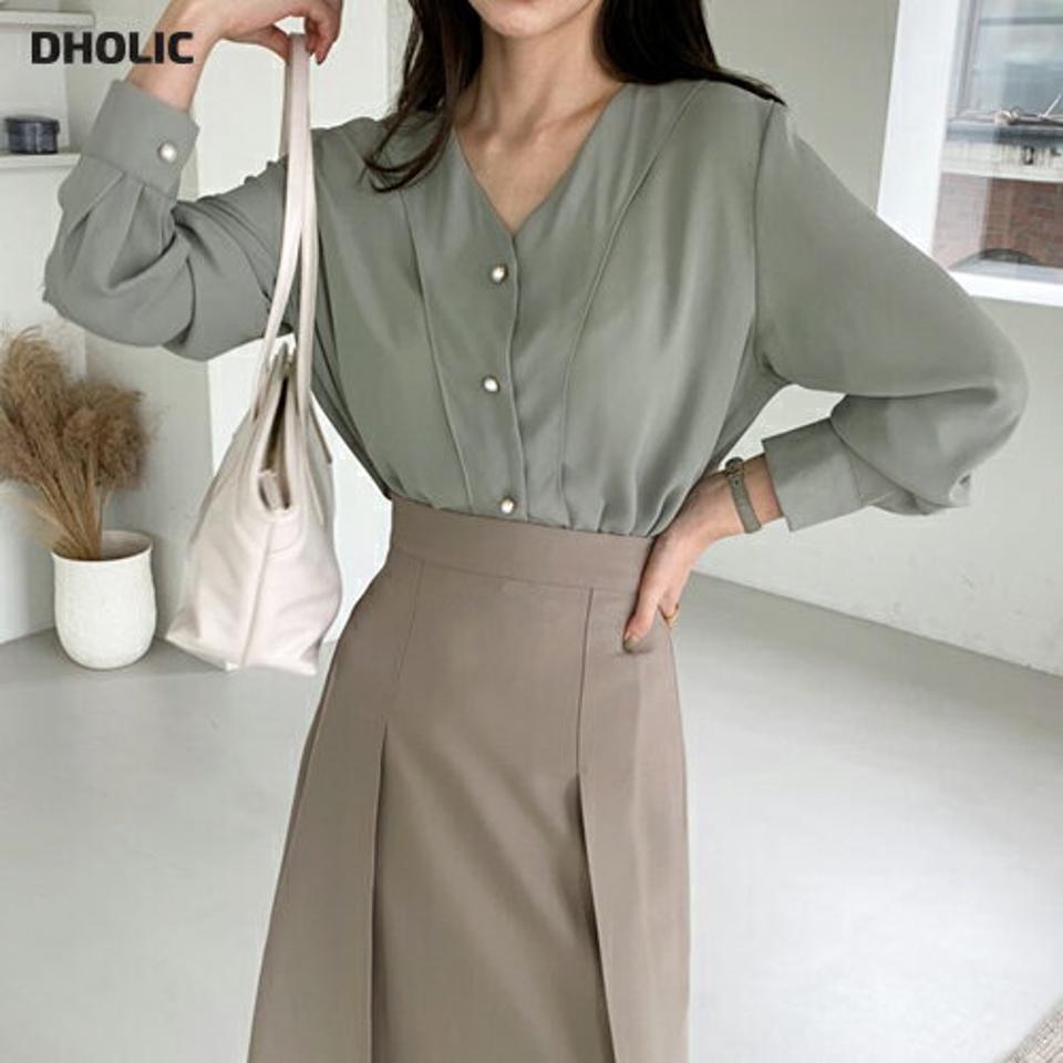 【15%OFF】Vネックパール調ボタンブラウス・全2色・t69796 レディース 【bl】トップス ブラウス 長袖 パールボタン Vネック 単色 シンプル 大人 オフィスカジュアル 上品 かわいい 春 秋 韓国ファッション ハイホリHIHOLLI blセール