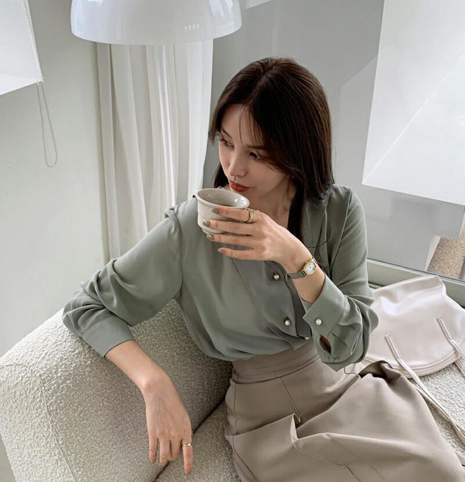 【15%OFF】Vネックパール調ボタンブラウス・全2色・t69796 レディース 【bl】トップス ブラウス 長袖 パールボタン Vネック 単色 シンプル 大人 オフィスカジュアル 上品 かわいい 春 秋 韓国ファッション ハイホリHIHOLLI blセール