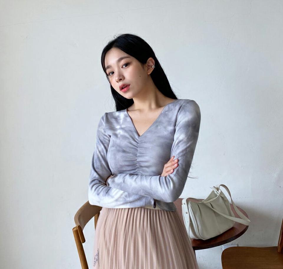 タイダイシャーリングTシャツ・全4色・t00709 レディース 【tops】韓国 ファッション トップス Tシャツ 長袖 シャーリング タイダイ パターン Vネック デコルテ アンバランス ウェーブ 体型カーバー 細身 デイリー カジュアル 春 秋 NIJU