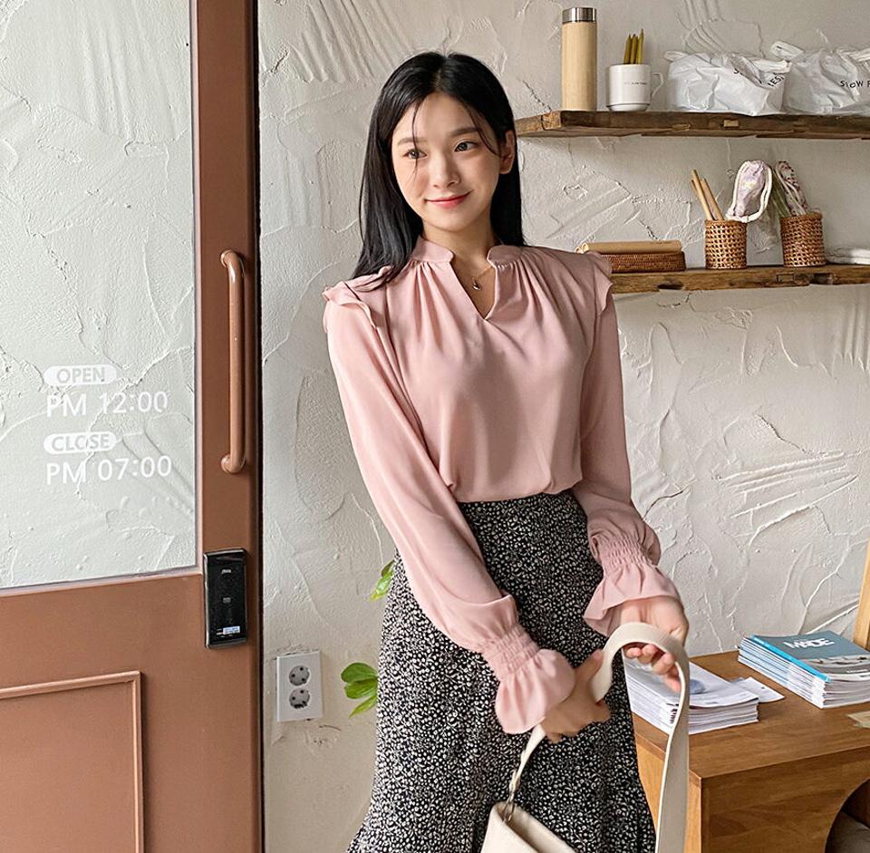 スリットネックフリルブラウス・全3色・t00716 レディース 【bl】韓国 ファッション トップス ブラウス 長袖 シンプル ラブリー フリル スリットネック スタンドカラー シャーリング ベーシック フェミニン 上品 体型カバー 細身 春 秋 NIJU