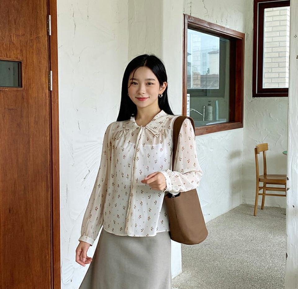 フローラルダブルカラーブラウス・全3色・b00718 レディース 【bl】韓国ファッション トップス ブラウス 長袖 シンプル ラブリー 水色 花柄 ダブルカラー ギャザー パフスリーブ 透け感 フェミニン 上品 カラーネック 春 秋 NIJU