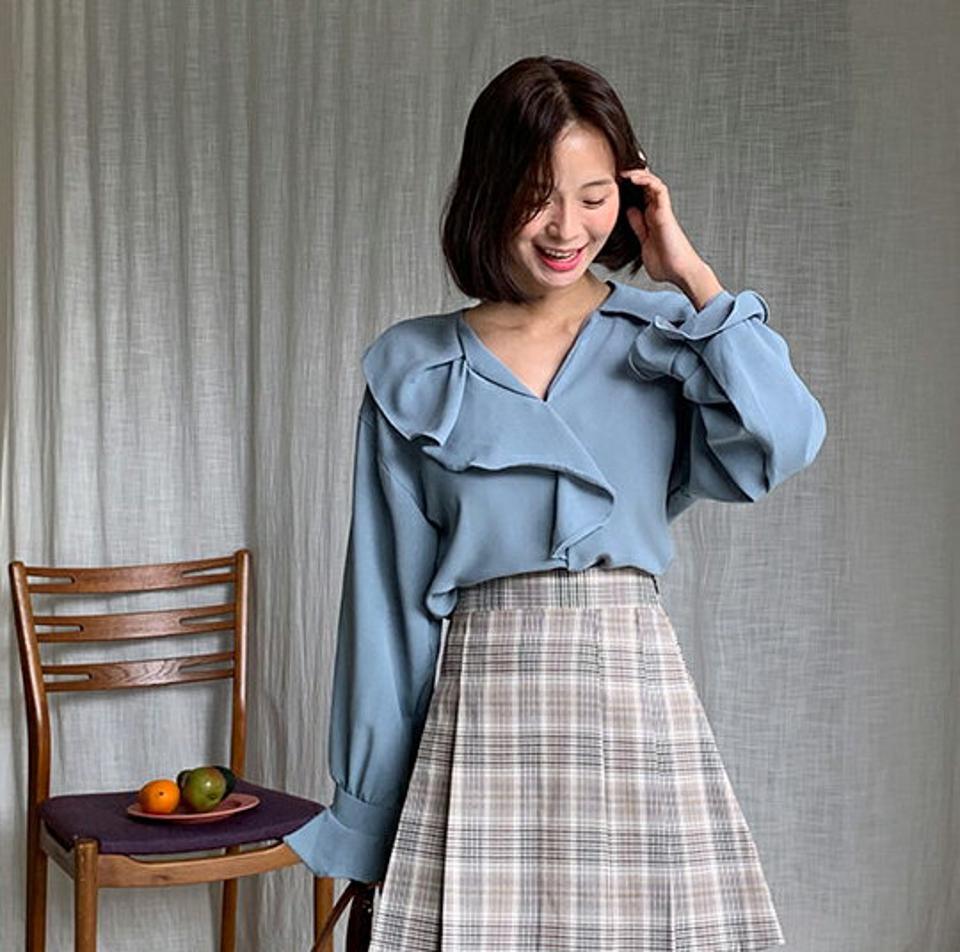 Vネックフリルスリーブブラウス・全4色・t64752 レディース 【bl】韓国ファッション トップス ブラウス 長袖 大人 上品 フリル ラブリー アンバランス フリル スリット Vネック デコルテ フェミニン ユニーク カジュアル デコラティブ 秋 春