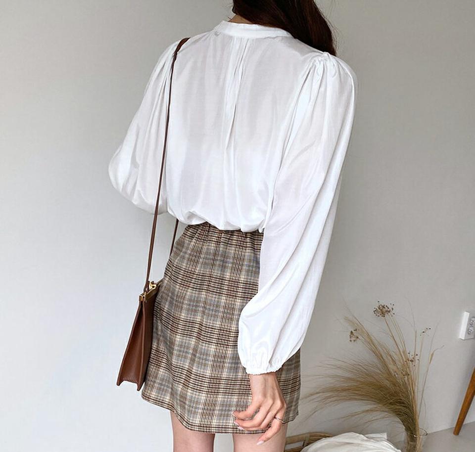 "2WAYフライフロントシルキーブラウス・全3色・b64754 レディース 【bl】韓国ファッション トップス ブラウス 長袖 大人 上品 シルキー ギャザー ハーフボタンユニーク カジュアル フェミニン 秋 春"