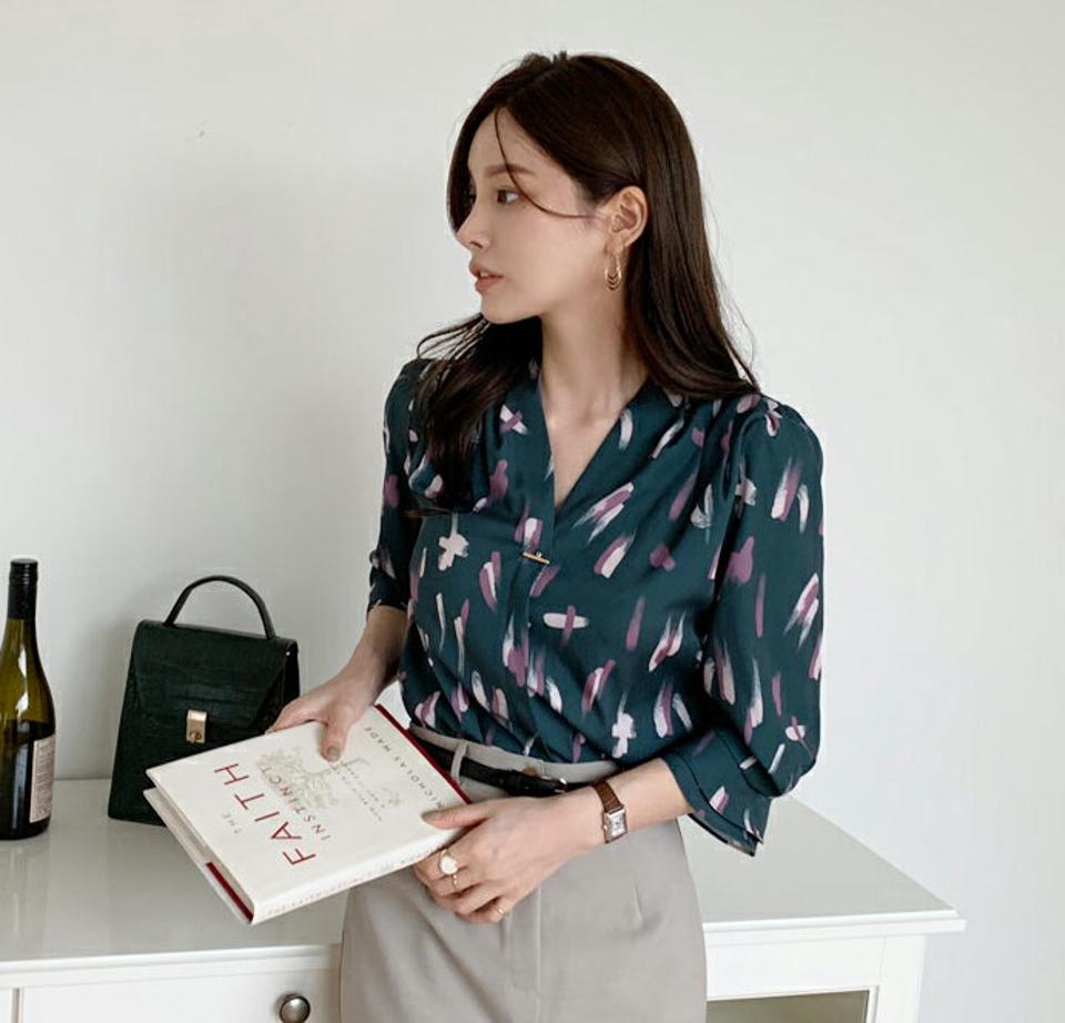 ゴールドバーパターンサテンブラウス・全5色・t69971 レディース 【bl】トップス ブラウス サテン 七分丈 七分袖 7分丈 7分袖 総柄 フェミニン 大人 モダン 春 秋 韓国ファッション ハイホリHIHOLLI