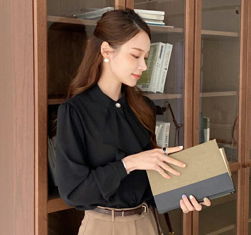 【送料無料・メール便】≪人気商品再入荷≫ラッフルボタンブラウス・全3色・t69973 レディース 【bl】トップス ブラウス 長袖 ラッフル フリル 大人 無地 パールボタン オフィス カジュル 行事 オケージョン 春 秋 韓国ファッション HIHOLLI【UB3】