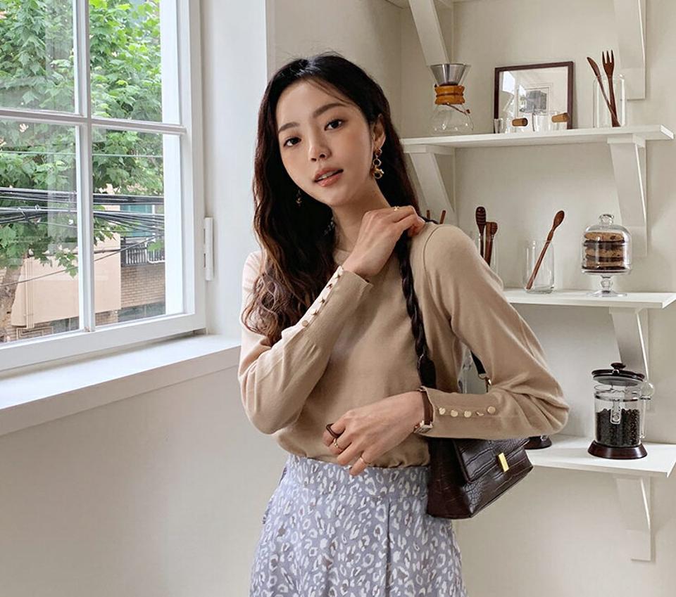 スリーブボタンラウンドネックニット・全5色・b65858 レディース 【tops】韓国ファッション トップス ニット 大人 長袖 ラウンドネック スリーブ ボタン カジュアル ベーシック 伸縮性 体型カバー 細身 フェミニン 上品 秋 春